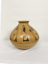 Load image into Gallery viewer, &quot;Benito&quot; Southwest Pueblo Clay Pot
